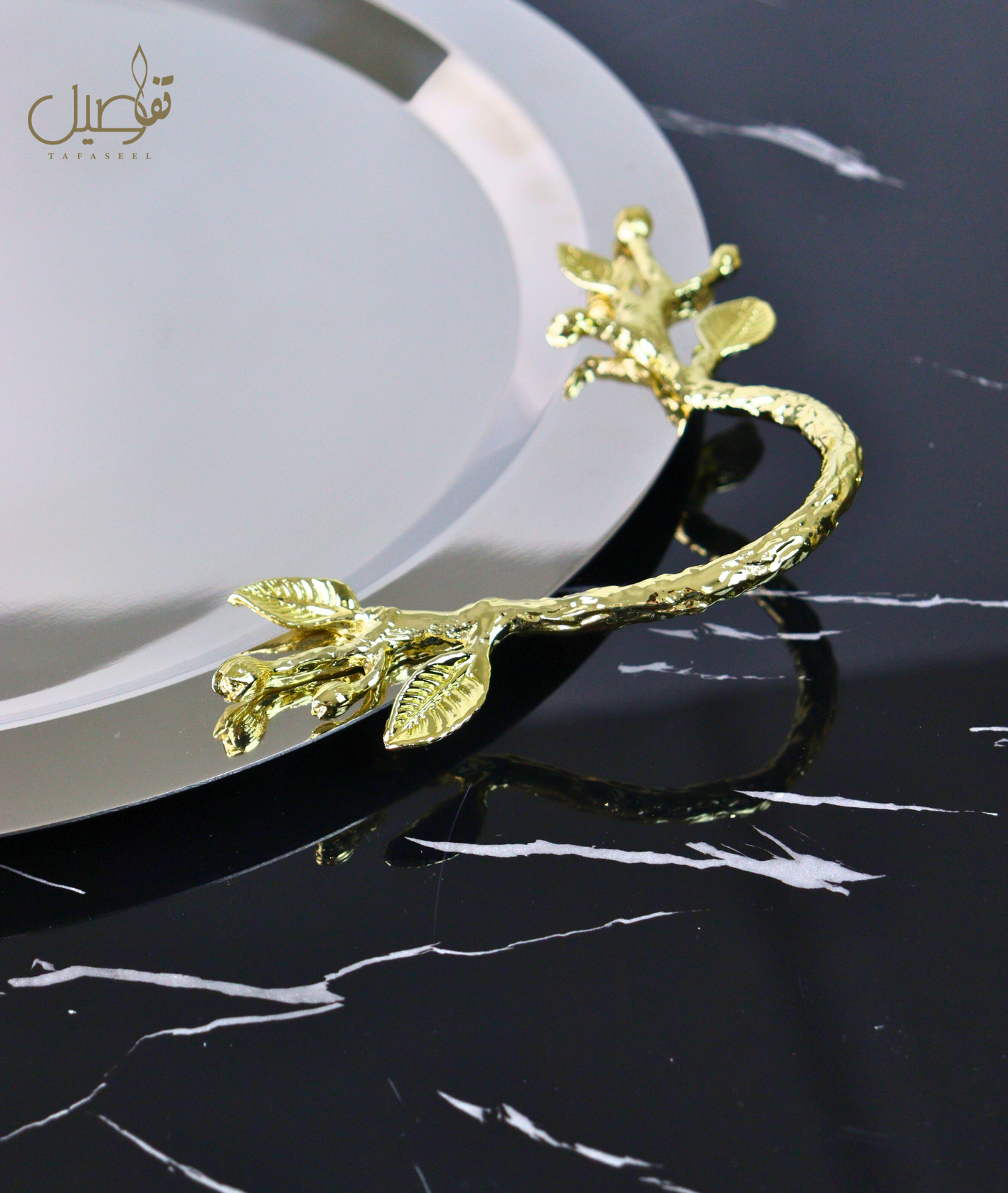 Plateau de service en argent avec poignées dorées