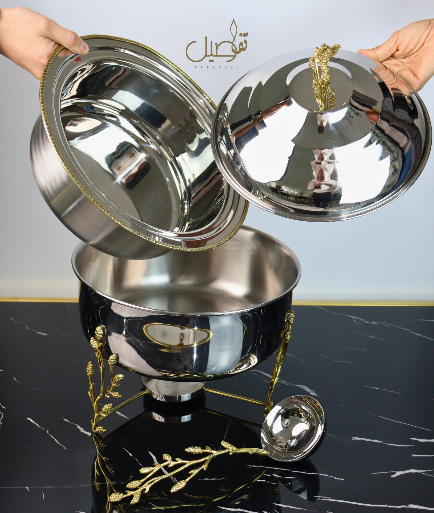 Soupière en inox doré et argenté .