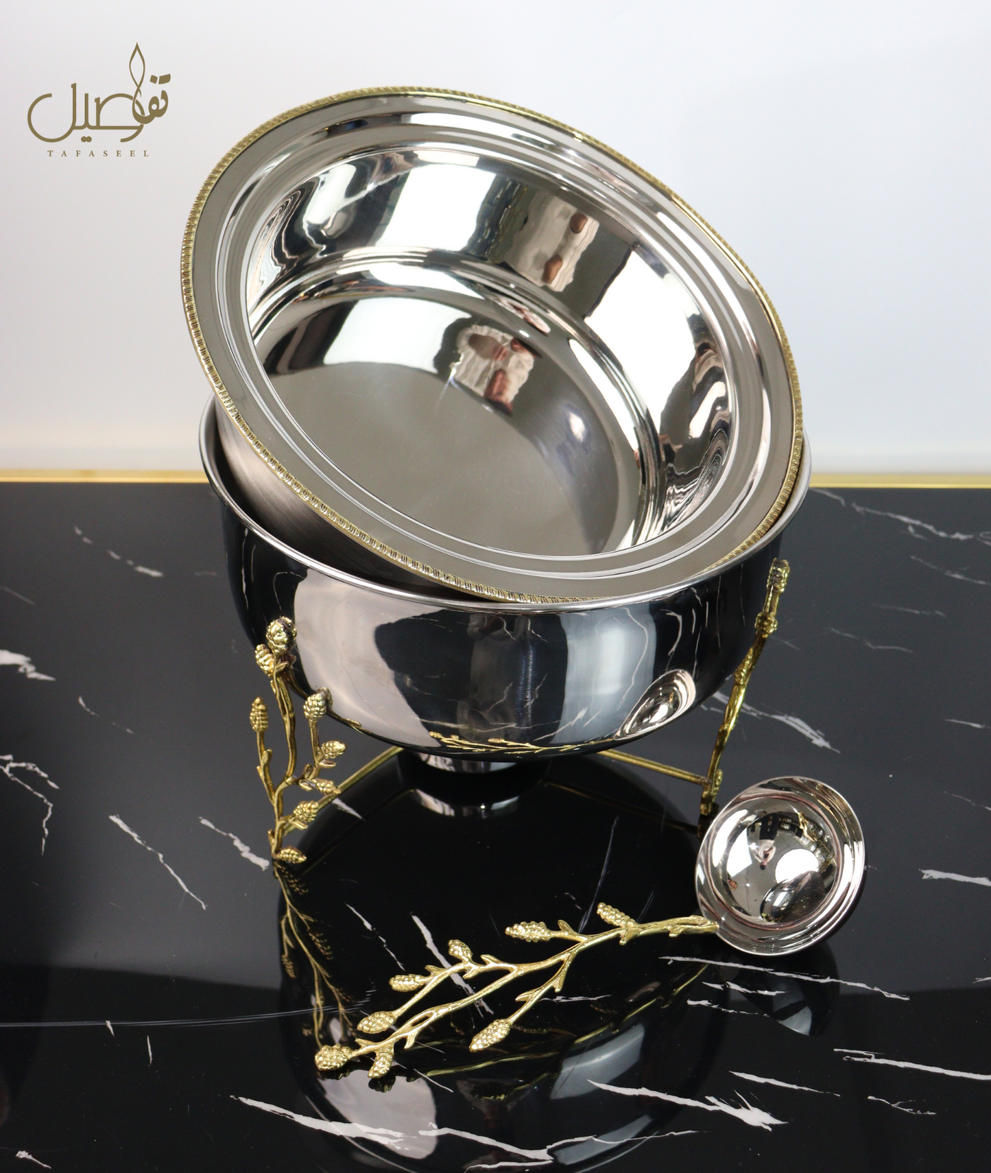 Soupière en inox doré et argenté .