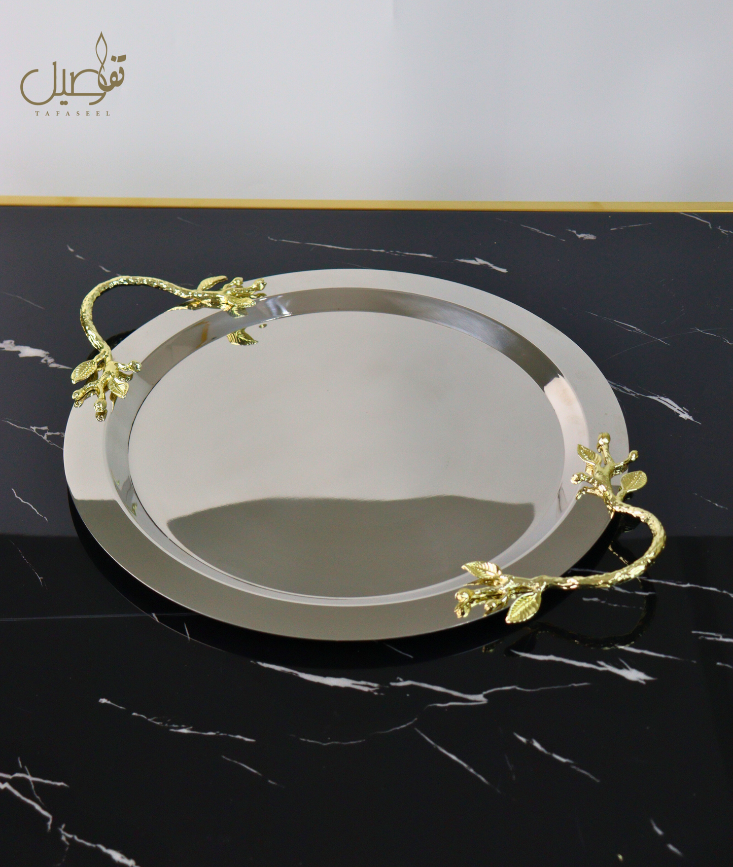 Plateau de service en argent avec poignées dorées