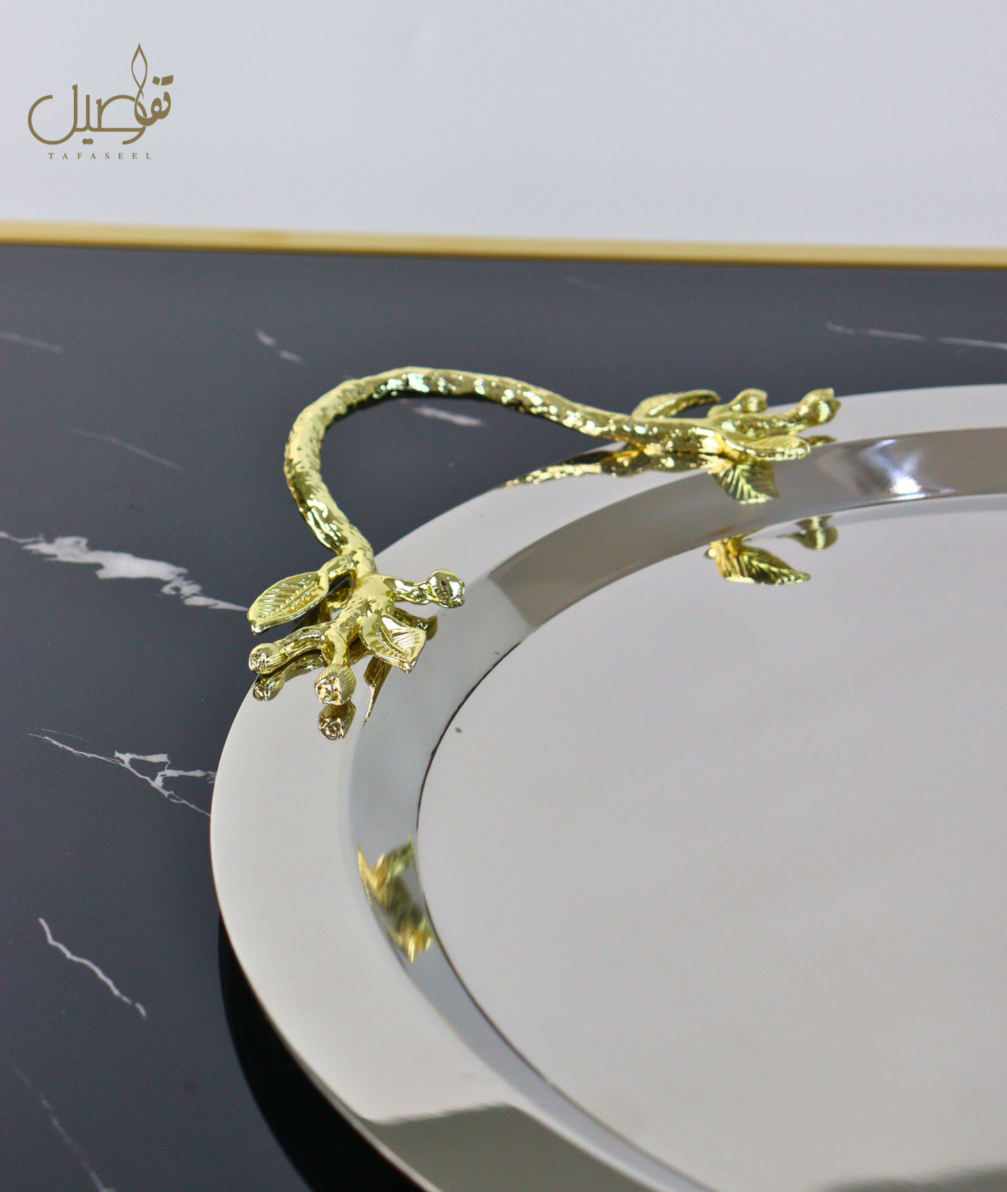 Plateau de service en argent avec poignées dorées