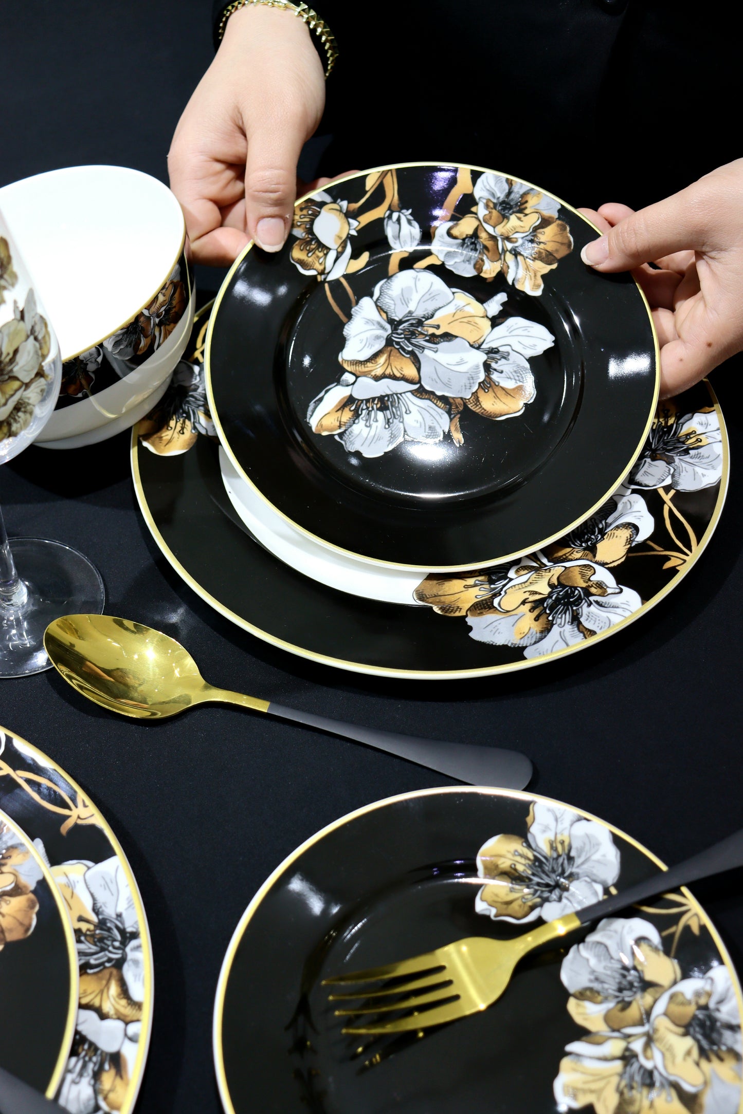 SERVICE DE TABLE NOIR 24 PCS